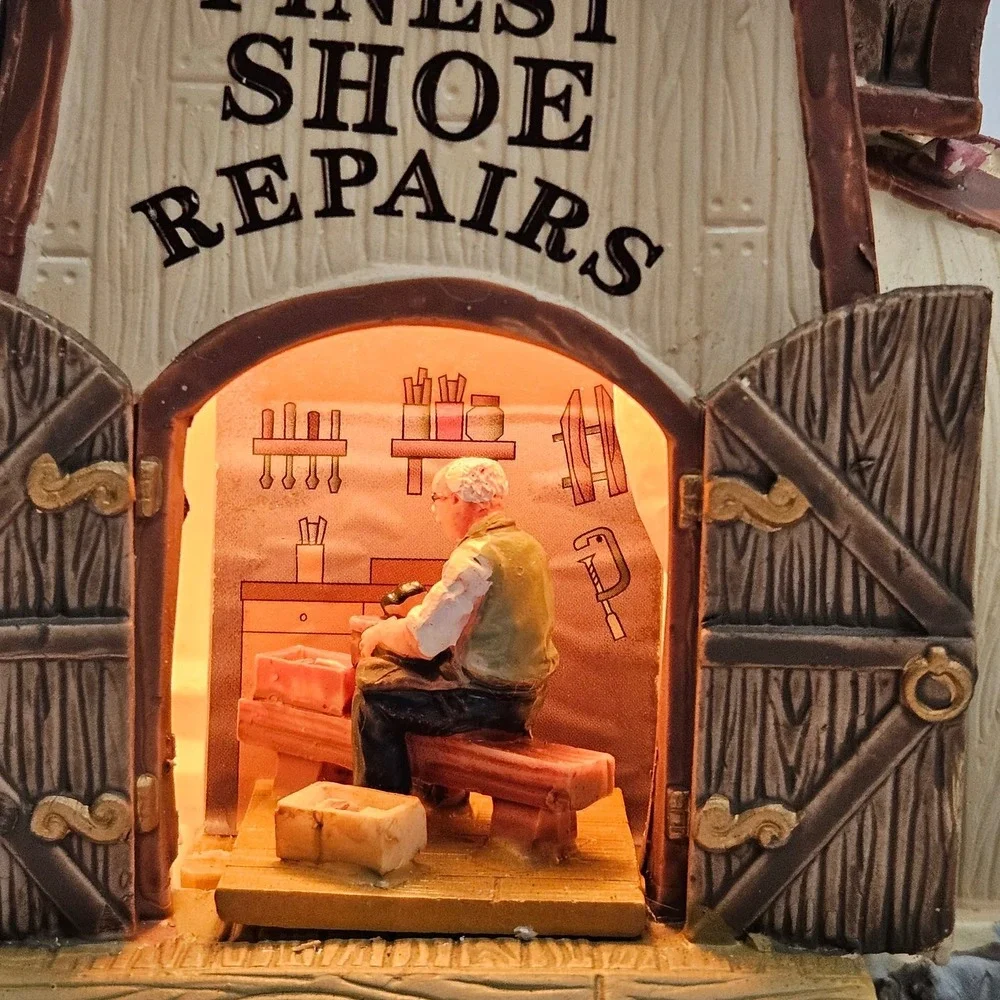Lemax Eli's Cobbler Shoppe Caddington Village Lighted Building 65123